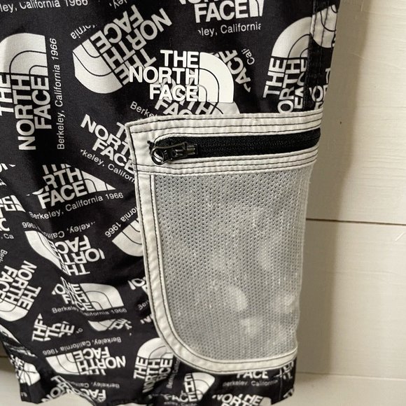 The‎ North Face Boys L 14/16 High Class V Board Shorts Black White All Over Logo - Picture 3 of 8